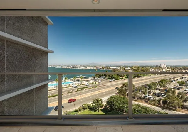 Listing Photo 4 - Condo for sale in building located at 1820 Avenida Del Mundo, Coronado, CA 92118 - Unit #706
