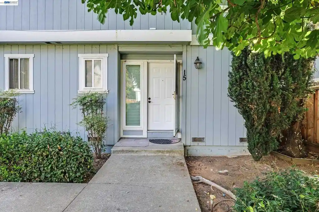 Listing Photo 2 - Condo for sale in 20115 Redwood Rd located at 20115 Redwood Rd, Castro Valley, CA 94546 - Unit #15