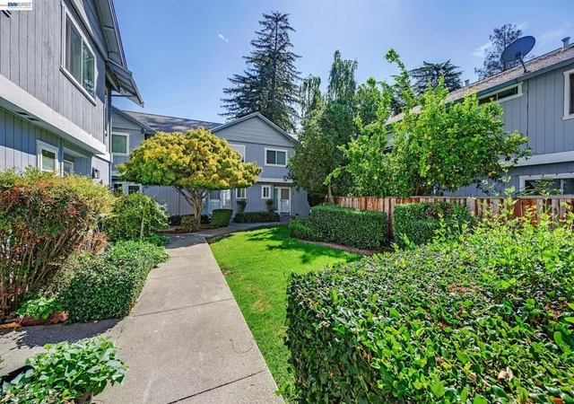 Listing Photo 4 - Condo for sale in building located at 20115 Redwood Rd, Castro Valley, CA 94546 - Unit #15