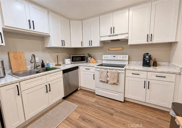 Listing Photo 4 - Condo for sale in building located at 200 Mcneil Ln, Newport Beach, CA 92663 - Unit #210