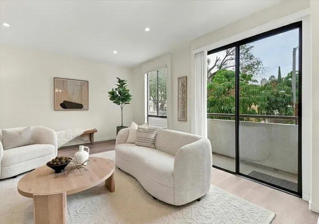 Listing Photo 1 - Condo for sale in building located at 910 S Bedford St, Los Angeles, CA 90035 - Unit #102