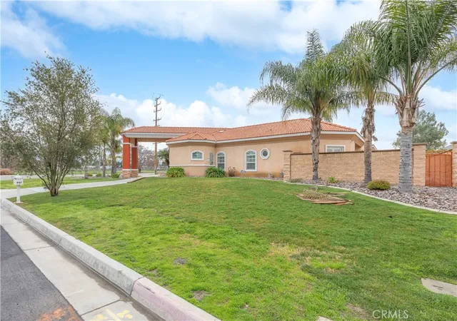 Photo 3 of Single family home for sale at 947 W Commonwealth Ave, Hemet, CA 92543 | MLS# SW26195290 | Listing updated on 2026-09-13