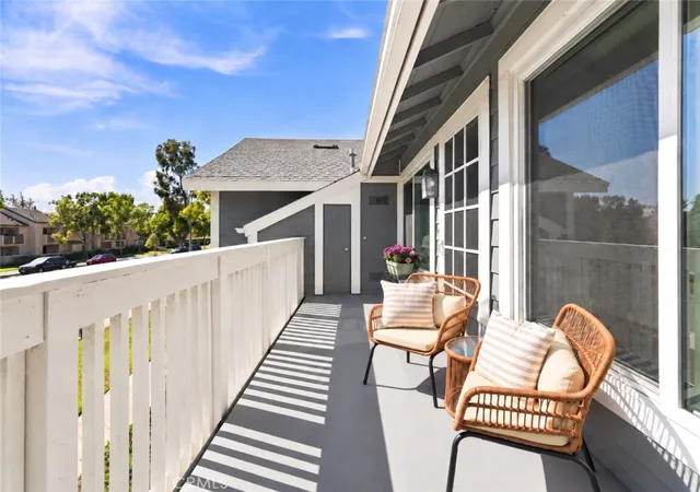 Listing Photo 4 - Condo for sale in building located at 187 Huntington, Irvine, CA 92620