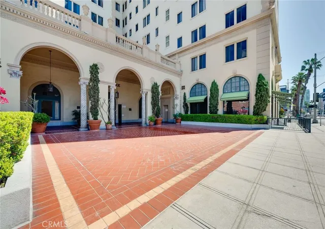 Listing Photo 1 - Condo for sale in building located at 315 W 3Rd, Long Beach, CA 90802 - Unit #1011