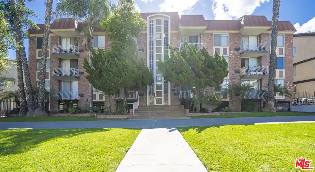 Listing Photo 2 - Condo for sale in 210 S La Fayette Park Pl located at 210 S La Fayette Park Pl, Los Angeles, CA 90057 - Unit #201