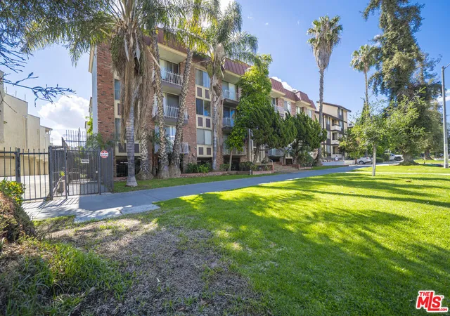 Listing Photo 4 - Condo for sale in building located at 210 S La Fayette Park Pl, Los Angeles, CA 90057 - Unit #201
