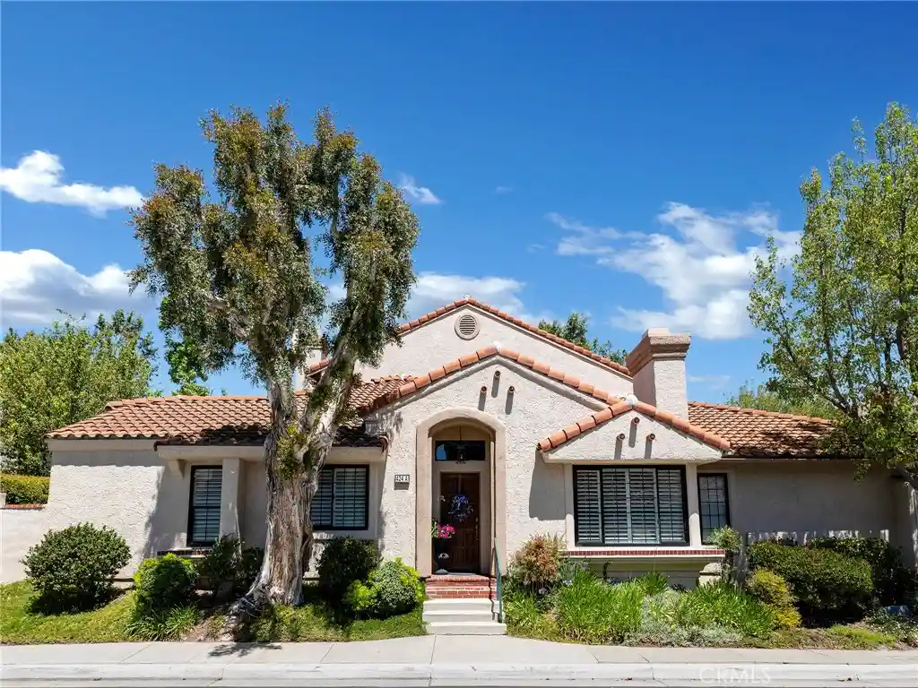 Listing Photo 1 - Condo for sale in 424 Country Clb Dr located at 424 Country Clb Dr, Simi Valley, CA 93065 - Unit 424 Country Clb Dr