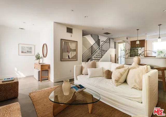 Listing Photo 4 - Condo for sale in building located at 811 19Th St, Santa Monica, CA 90403 - Unit #2