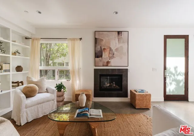 Listing Photo 5 - Condo for sale in building located at 811 19Th St, Santa Monica, CA 90403 - Unit #2