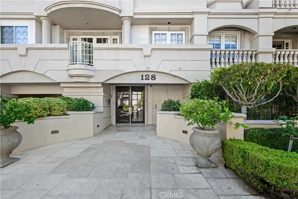 Listing Photo 2 - Condo for sale in Le Chambord located at 128 N Swall Dr, Los Angeles, CA 90048 - Unit #304