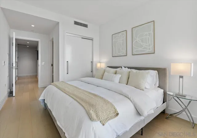 Listing Photo 3 - Condo for sale in Pacific Gate by Bosa located at 888 W E St, San Diego, CA 92101 - Unit #1001