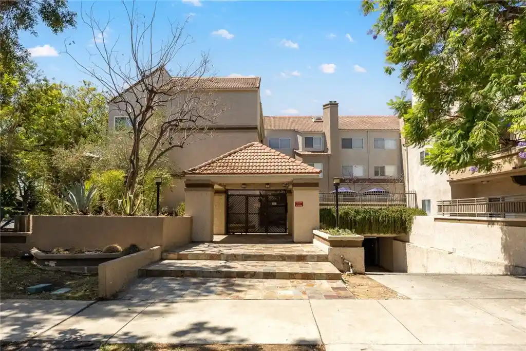 Listing Photo 2 - Condo for sale in 501 E Del Mar Blvd located at 501 E Del Mar Blvd, Pasadena, CA 91101 - Unit #109