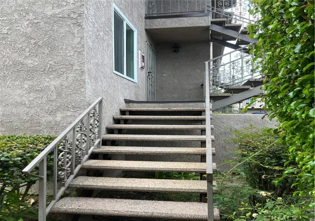 Listing Photo 2 - Condo for sale in building located at 5484 Dobbs St, Los Angeles, CA 90032 - Unit #130