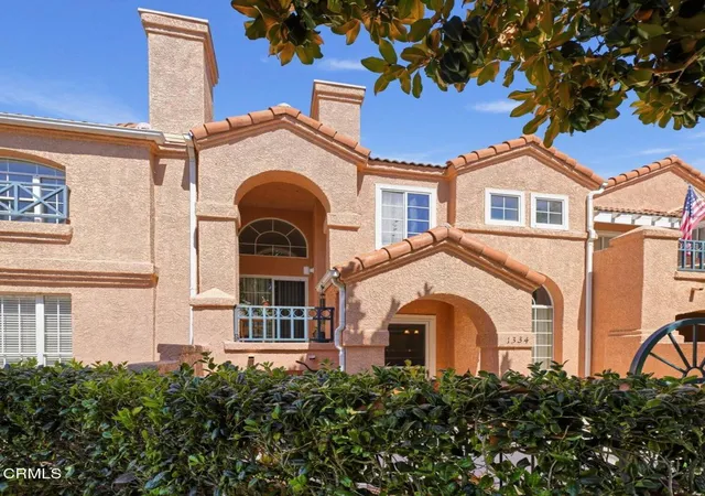 Listing Photo 1 - Condo for sale in building located at 1334 Jamaica Ln, Oxnard, CA 93030