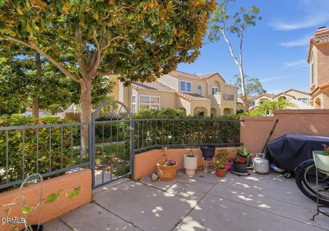 Listing Photo 3 - Condo for sale in building located at 1334 Jamaica Ln, Oxnard, CA 93030