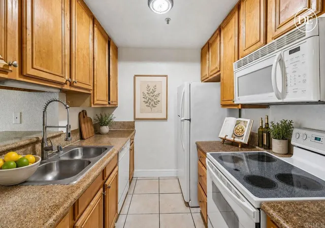 Listing Photo 5 - Condo for sale in building located at 4041 Oakcrest Dr, San Diego, CA 92105 - Unit #303
