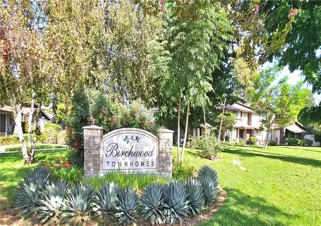 Photo 3 of Townhouse for sale at 7552 Corbin Ave #4, Reseda, CA 91335 | MLS# DW26197028 | Listing updated on 2026-10-11