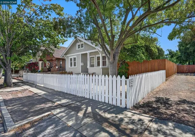 Photo 3 of Sale Pending at 1002 Warren St, Martinez, CA 94553 | MLS# 41147550 | Listing updated on 2026-09-15