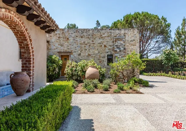 Photo 3 of Single family home for sale at 976 N Alpine Dr, Beverly Hills, CA 90210 | MLS# 26985621 | Listing updated on 2026-09-17