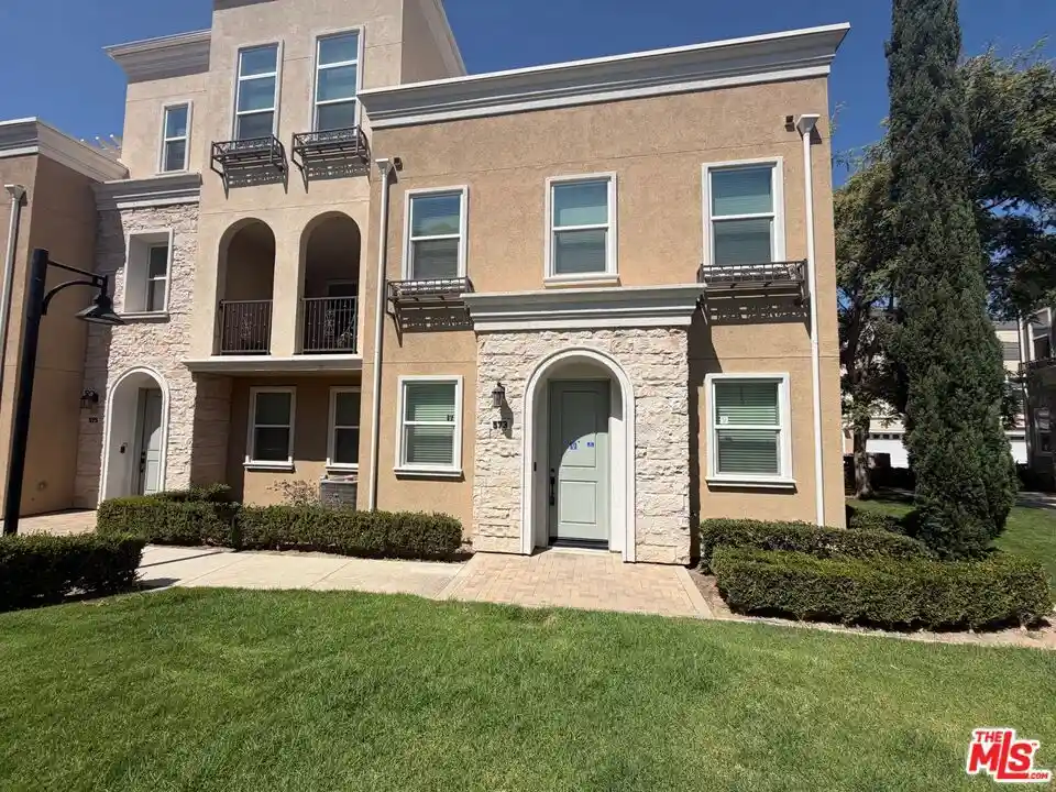 Townhouse for sale at 573 Winchester Dr, Oxnard, CA 93036 | MLS# 26985989
