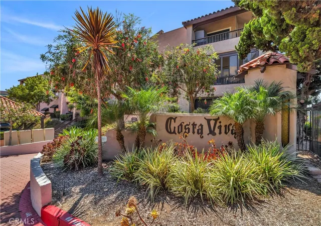 Listing Photo 3 - Condo for sale in building located at 2514 Clairemont, San Diego, CA 92117 - Unit #107