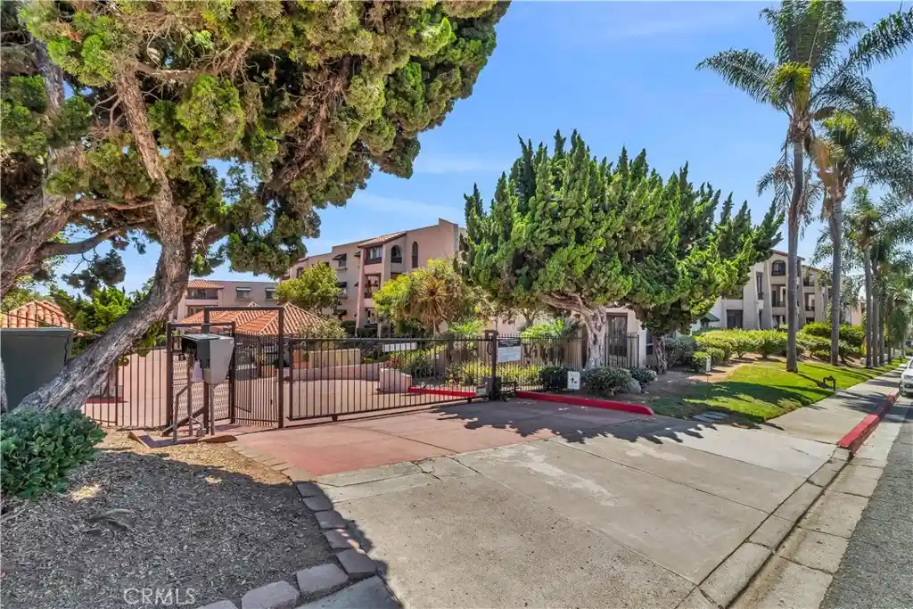 Listing Photo 40 - Condo for sale in 2514 Clairemont located at 2514 Clairemont, San Diego, CA 92117 - Unit #107