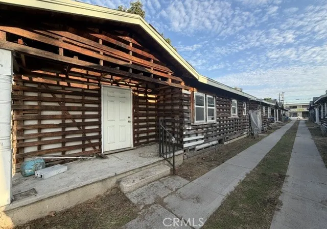 Photo 3 of Sale Pending at 1094 West 39th, Los Angeles, CA 90037 | MLS# SR26197707 | Listing updated on 2026-09-30