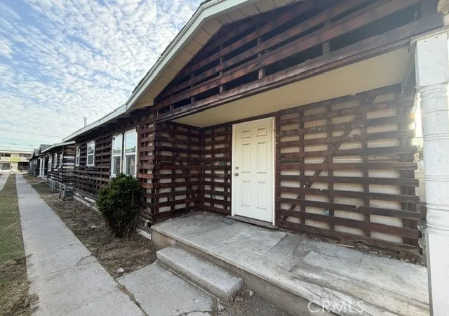 Photo 3 of Sale Pending at 1094 West 39th, Los Angeles, CA 90037 | MLS# SR26197707 | Listing updated on 2026-09-30