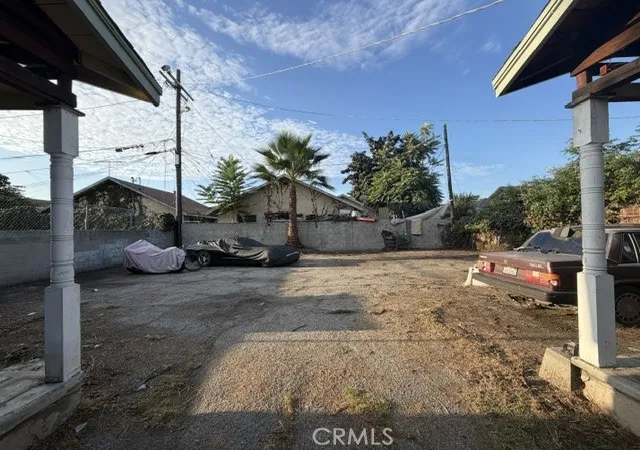 Photo 4 of Sale Pending at 1094 West 39th, Los Angeles, CA 90037 | MLS# SR26197707 | Listing updated on 2026-09-30