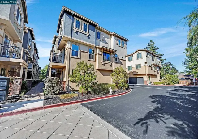 Photo 3 of Townhouse for sale at 1840 Enclave Pl, Concord, CA 94519 | MLS# 41147648 | Listing updated on 2026-09-29