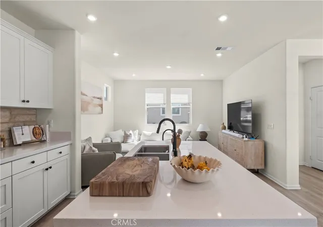 Listing Photo 5 - Condo for sale in building located at 260 Summerville Ln, Palmdale, CA 93551