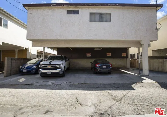 Photo 3 of Sale Pending at 3747 Mentone Ave, Los Angeles, CA 90034 | MLS# 26986369 | Listing updated on 2026-10-05