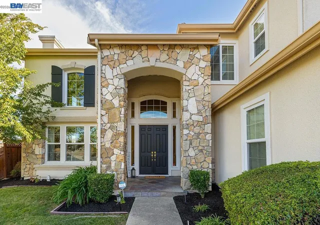 Photo 3 of Sale Pending at 3 Crested Oak Ct, San Ramon, CA 94583 | MLS# 41147727 | Listing updated on 2026-09-23