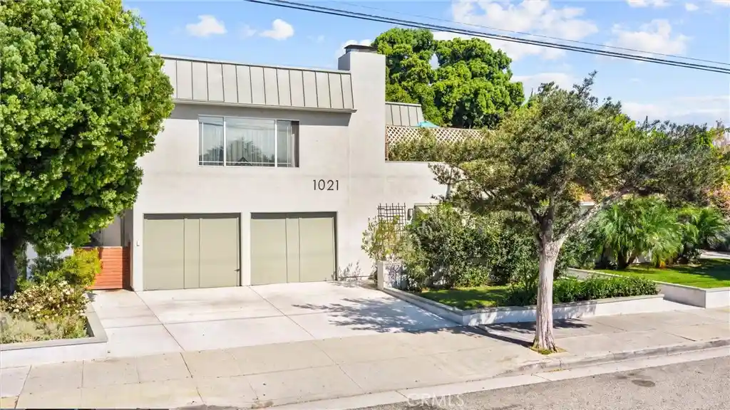 Photo 1 of Condo for sale at 1021 Hill St #2, Santa Monica, CA 90405 | MLS# SB26193513 | Listing updated on 2026-10-18