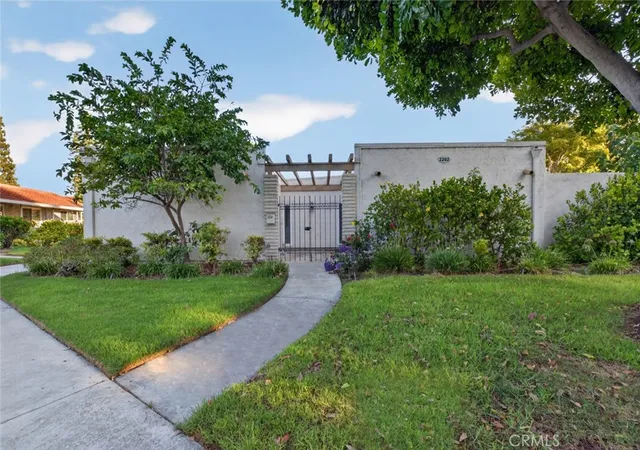 Listing Photo 1 - Condo for sale in building located at 2262 Via Puerta, Laguna Woods, CA 92637 - Unit #D