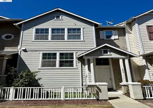 Townhouse for sale at 420 Summer Ln, San Pablo, CA 94806 | MLS# 41147800