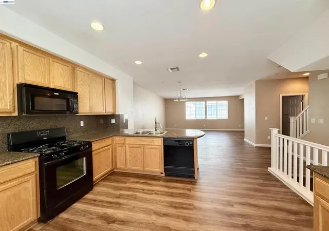 Photo 2 of Townhouse for sale at 420 Summer Ln, San Pablo, CA 94806 | MLS# 41147800 | Listing updated on 2026-09-17