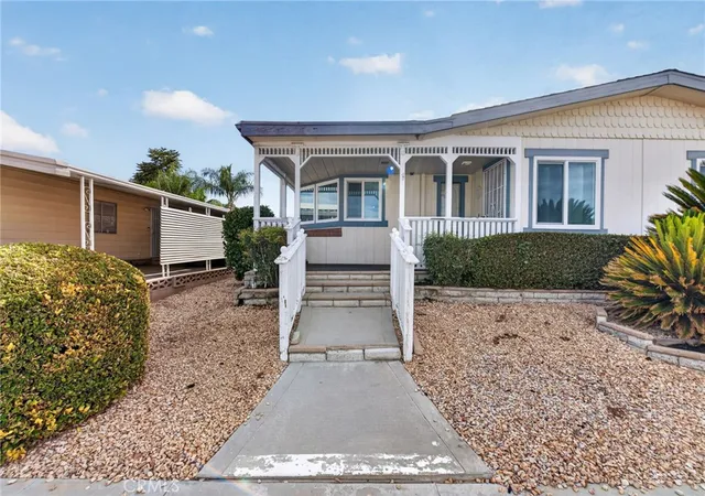 Photo 3 of Manufactured home for sale at 564 De Soto Dr, Hemet, CA 92543 | MLS# SW26198534 | Listing updated on 2026-09-13