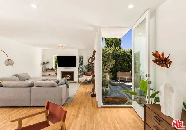 Photo 4 of Single family home for sale at 722 California Ave, Venice, CA 90291 | MLS# 26933647 | Listing updated on 2026-10-11