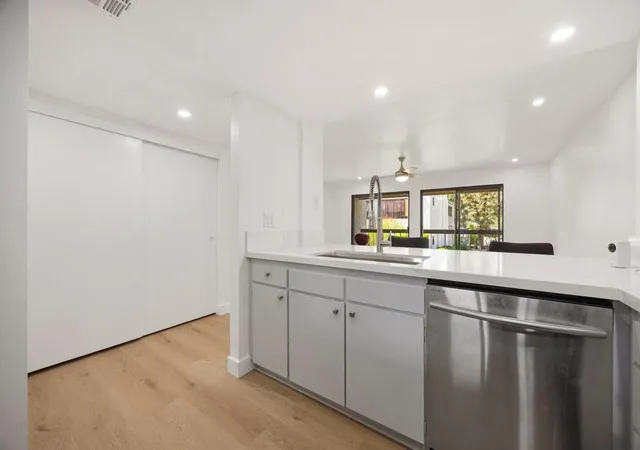 Listing Photo 4 - Condo for sale in building located at 2023 N Via Miraleste, Palm Springs, CA 92262 - Unit #1022