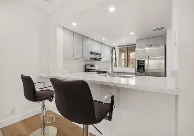 Listing Photo 5 - Condo for sale in building located at 2023 N Via Miraleste, Palm Springs, CA 92262 - Unit #1022