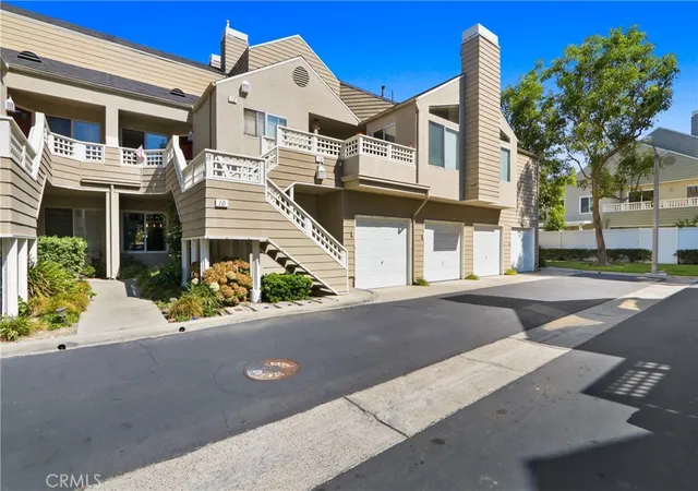 Listing Photo 1 - Condo for sale in building located at 10 Glenoaks, Aliso Viejo, CA 92656