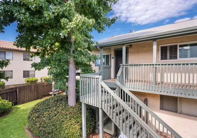 Listing Photo 5 - Condo for sale in building located at 318 Juniper Ave, Carlsbad, CA 92008 - Unit #10