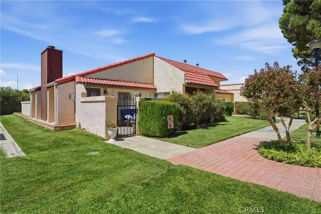 Condo for sale at 2124 El Domingo Cir #13, Lancaster, CA 93536 | MLS# SR26199130