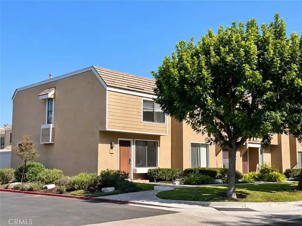 Townhouse for sale at 2 Greenleaf, Irvine, CA 92604 | MLS# PW26199109