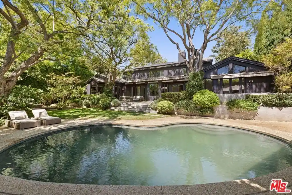 Photo 1 of Mansion for sale at 13574 D'este Dr, Pacific Palisades, CA 90272 | MLS# 26985227 | Listing updated on 2026-10-28