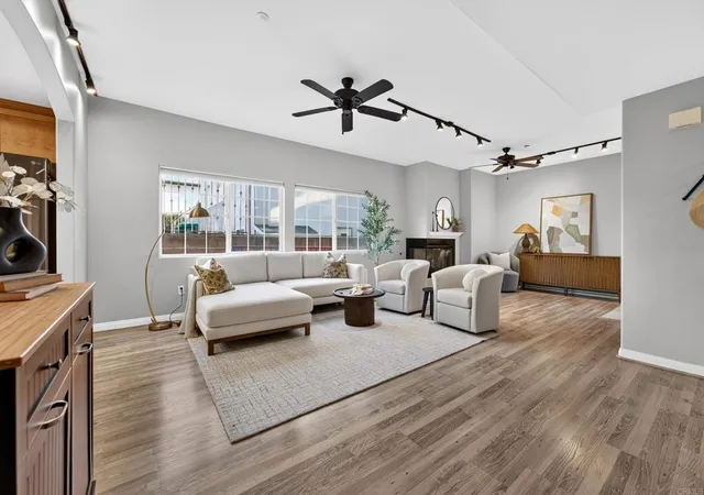 Listing Photo 2 - Condo for sale in building located at 3951 Riviera Dr, San Diego, CA 92109