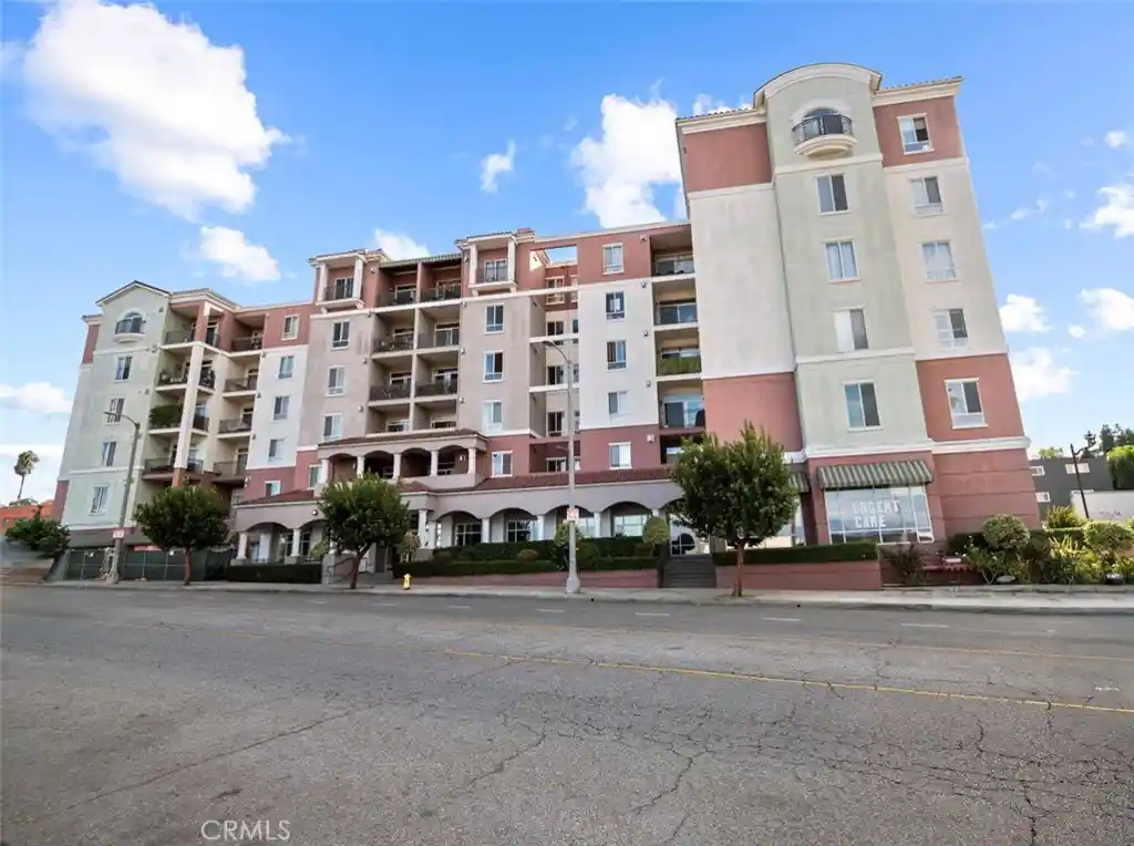 Listing Photo 1 - Condo for sale in 3750 Santa Rosalia located at 3750 Santa Rosalia, Los Angeles, CA 90008 - Unit #303