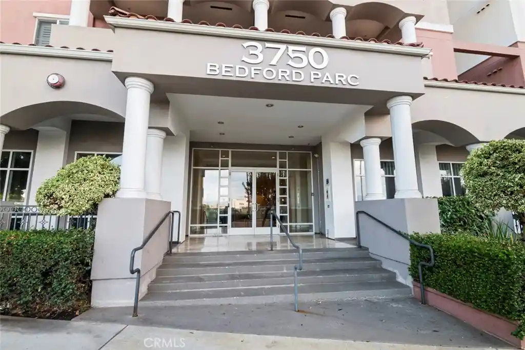 Listing Photo 2 - Condo for sale in 3750 Santa Rosalia located at 3750 Santa Rosalia, Los Angeles, CA 90008 - Unit #303