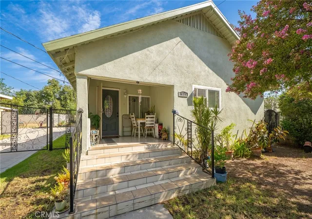 Listing Photo 5 - Condo for sale in building located at 527 E Maple, Monrovia, CA 91205
